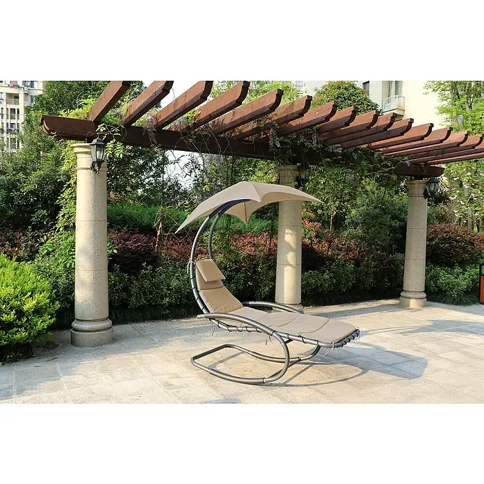 Garden Pleasure Gartenliege Keros mit Sonnendach - Stahl, Beige/Anthrazit - Gartenliege mit beigen Polstern und integriertem Sonnenschirm unter einer Pergola auf einer Terrasse.