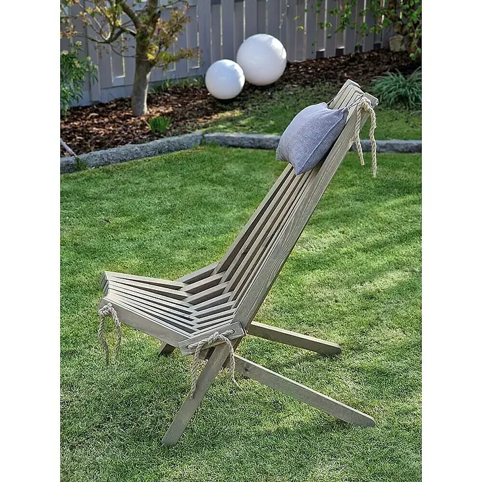 Garden Pleasure Relaxsessel Falun inkl. Kissen - Kiefernholz, Grau, 93 x 69 x 104 cm - Grauer hölzerner Gartenliegestuhl mit grauem Kissen auf grünem Gras.