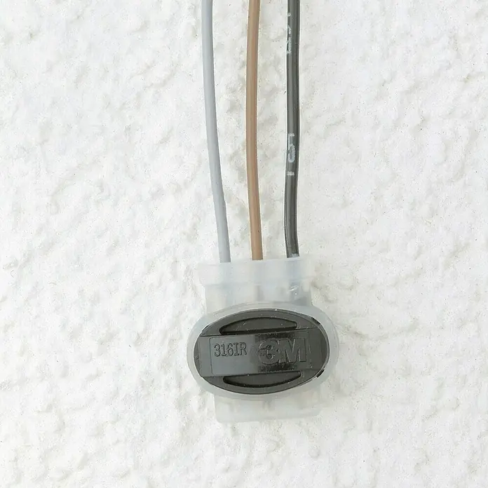 Gardena Sprinklersystem Kabelklemme 24 V - Passend für: Bewässerungsventile 24V, Kabelquerschnitt 0,33 - 1,5 mm² - Nahaufnahme eines 3M Drahtverbinders mit drei farbcodierten Drähten, ideal für sichere elektrische Verbindungen.