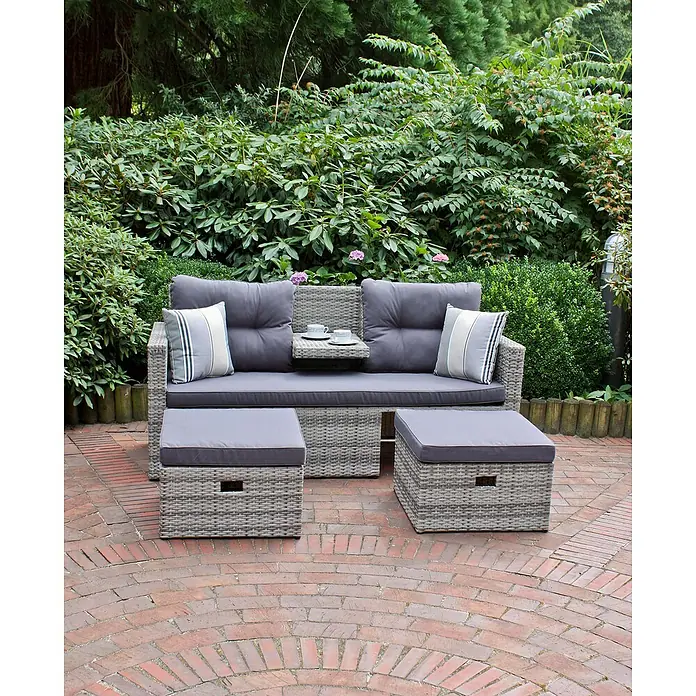 Garden Pleasure Loungesofa Valletta - B x T x H: 180 x 75 x 86 cm, 3 -tlg., Aluminium, Kunststoffgeflecht HDPE, Schwarz/Grau - Graues Rattan-Gartenset mit grauen Polstern und zwei Hockern auf einer Ziegelterrasse im Garten.