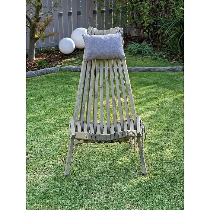 Garden Pleasure Relaxsessel Falun inkl. Kissen - Kiefernholz, Grau, 93 x 69 x 104 cm - Grauer Holz-Gartenstuhl mit grauem Kissen, auf Rasen im Garten stehend.