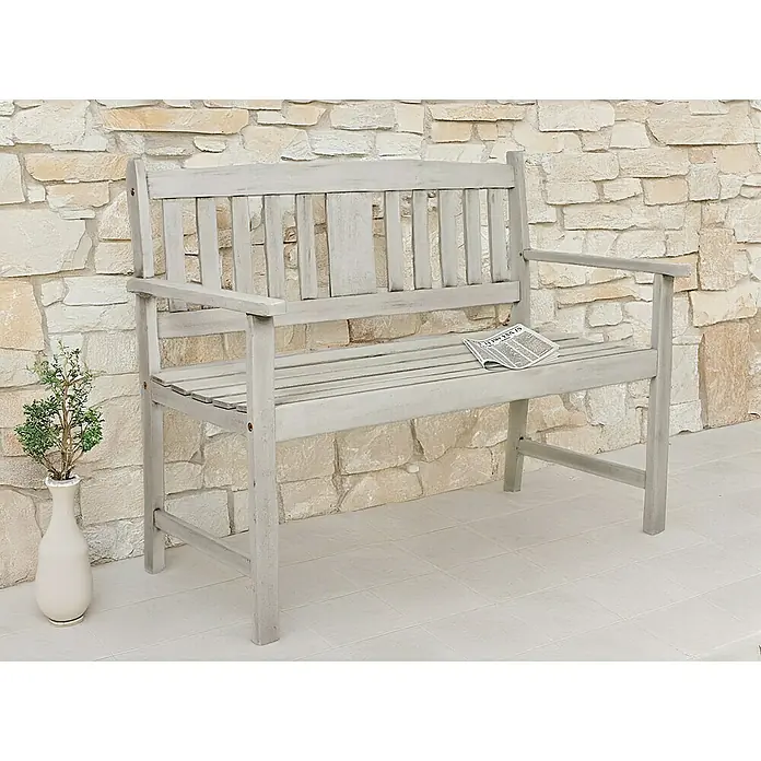 Garden Pleasure Gartenbank Stirling - B x T x H: 110 x 56,5 x 86 cm, Eukalyptus, Grau - Hellgraue Holzgartenbank auf einer Terrasse, bereit zur Entspannung im Freien.