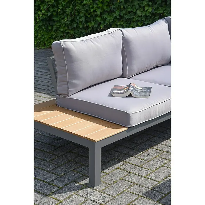 Garden Pleasure Loungemöbel-Set Valentina - 4 -tlg., Aluminium, Braun/Anthrazit - Graues Outdoor-Sofa mit hellgrauen Kissen, integriertem Holz-Seitentisch und einem Buch auf dem Kissen.