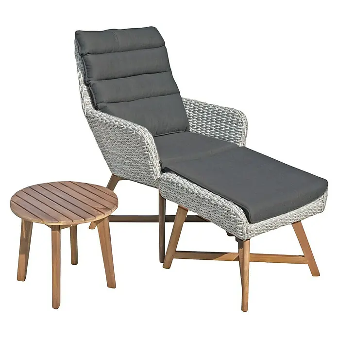 Garden Pleasure Loungemöbel-Set Calvia - 3 -tlg., Kunststoffgeflecht HDPE, Akazie, Anthrazit/Grau - Outdoor-Liegestuhl mit hellgrauem Rattan-Geflecht, dunkelgrauen Kissen und Holzbeinen, daneben ein runder Holztisch mit Lattenplatte.