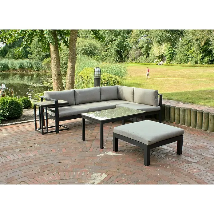 Garden Pleasure Loungemöbel-Set Miranda - 5 -tlg., Aluminium/Olefin, Grau/Anthrazit - Graues Outdoor-Ecksofa, Couchtisch und Ottoman mit schwarzen Gestellen auf einer Ziegelterrasse in einem Garten.
