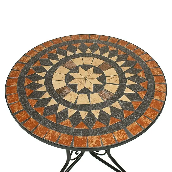 Garden Pleasure Balkonmöbel-Set Pular - 3 -tlg., Stahl, Keramik, Schwarz/Braun, Klappbar - Runder Mosaik-Gartentisch mit Sternmuster aus orangefarbenen, beigefarbenen und dunkelgrauen Fliesen auf schwarzem Metallgestell.
