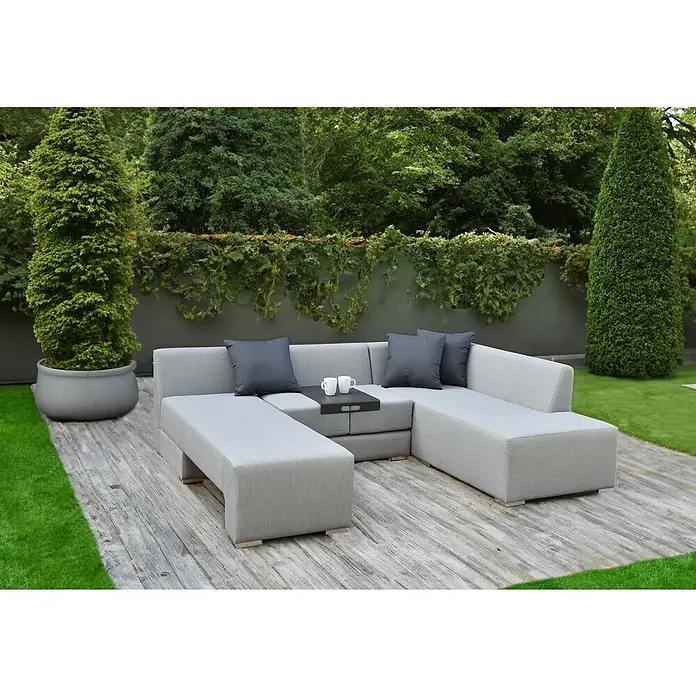 Garden Pleasure Loungemöbel-Set Wellington - 3 -tlg., Aluminium, Polyester, Hellgrau - Helles graues modulares Outdoor-Sofa mit dunklen Kissen und einem Tablett, auf einer Holzterrasse.
