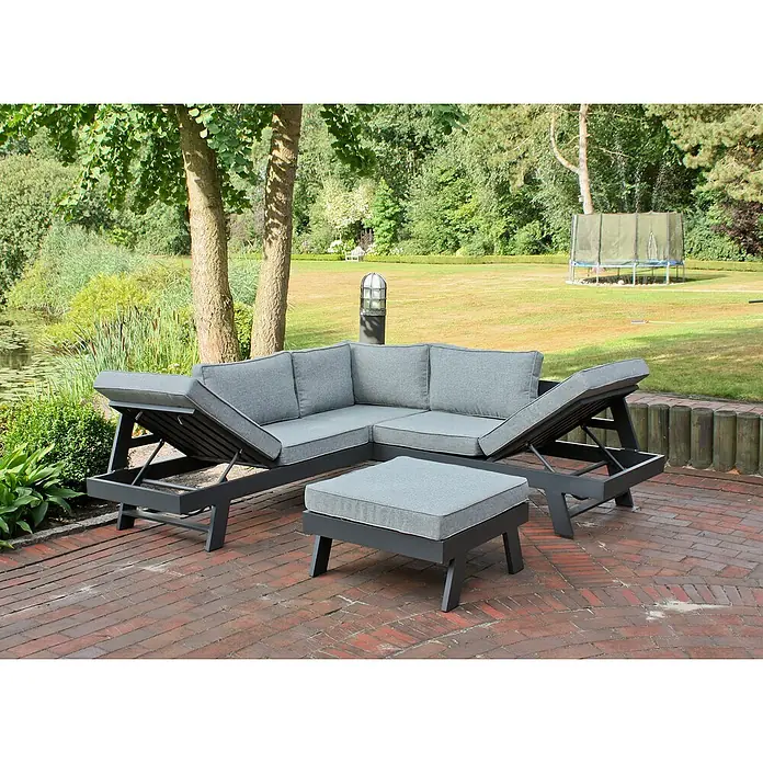 Garden Pleasure Loungemöbel-Set Donna - 3 -tlg., Aluminium, Polyester, Grau/Schwarz - Dunkelgraues L-förmiges Outdoor-Sofa und Ottoman mit hellgrauen Kissen auf einer Ziegelterrasse im Garten.