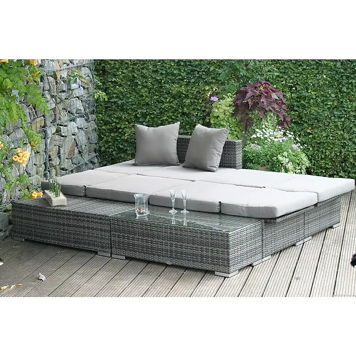 Garden Pleasure Loungemöbel-Set Alcudia - 4 -tlg., Aluminium, Kunststoffgeflecht HDPE, Grau - Modulare Lounge-Garnitur aus grauem Rattan mit hellgrauen Kissen auf Holzterrasse.