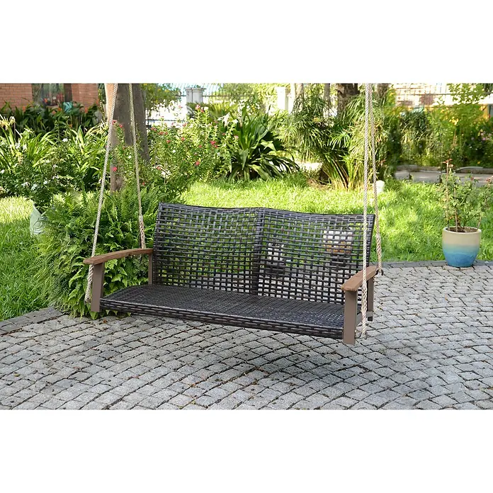 Garden Pleasure Hängebank Cuneo - B x T x H: 131 x 64 x 53 cm, Polyrattan, Akazie, Braun - Dunkelbraune Rattan-Schaukelbank mit Holzarmlehnen, an Seilen hängend in einem üppigen Garten.