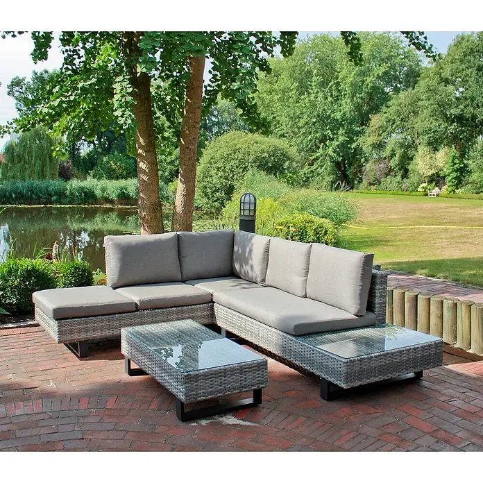 Garden Pleasure Loungemöbel-Set Cadiz - 3 -tlg., Aluminium, Kunststoffgeflecht HDPE, Schwarz/Grau - Graues Polyrattan-Lounge-Set mit grauen Kissen und Glastischen auf einer Ziegelterrasse am Teich.