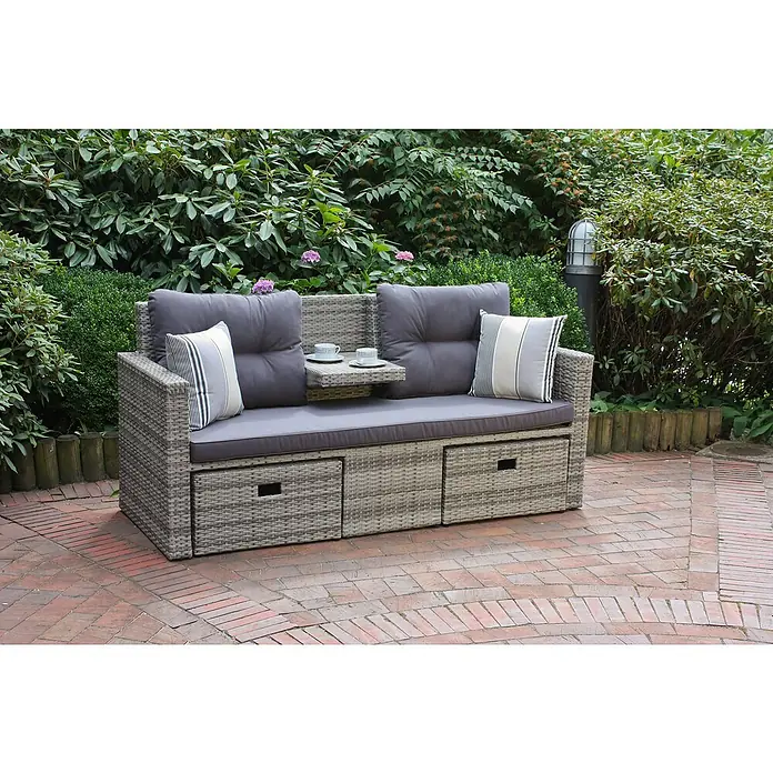 Garden Pleasure Loungesofa Valletta - B x T x H: 180 x 75 x 86 cm, 3 -tlg., Aluminium, Kunststoffgeflecht HDPE, Schwarz/Grau - Graues Rattan-Outdoor-Sofa mit dunkelgrauen Kissen, gestreiften Polstern, ausziehbarem Tisch und Schubladen auf einer Gartenterrasse.
