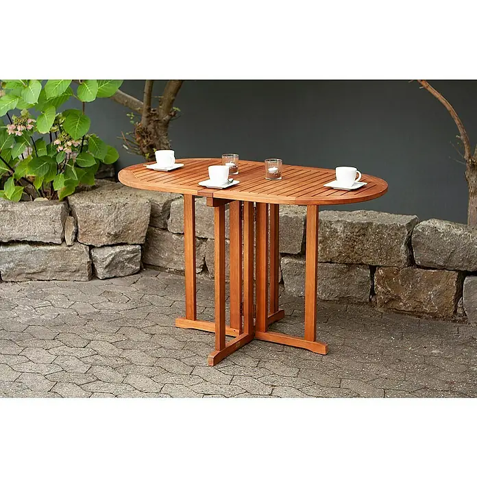 Garden Pleasure Gartentisch Baltimore - L x B x H: 120 x 70 x 73 cm, Eukalyptus, Natur, Oval, Klappbar - Ovaler Teakholz-Klapptisch mit Lamellenplatte und Tassen, auf gepflasterter Terrasse.