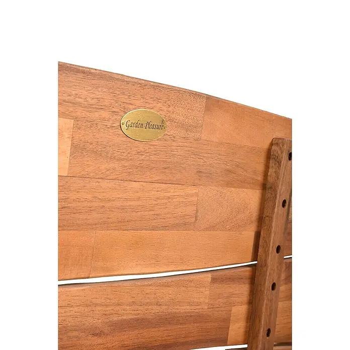 Garden Pleasure Gartenbank Hadia - B x T x H: 140 x 66 x 90 cm, Akazienholz, Natur - Hellbraune Holzlehne mit messingfarbener „Garden Pleasure“ Plakette.