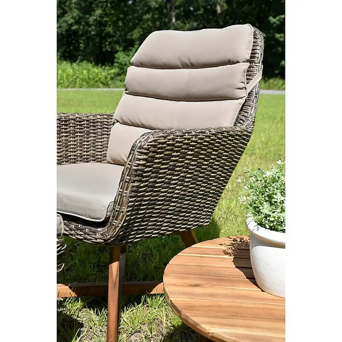 Garden Pleasure Loungemöbel-Set Calvia - 3 -tlg., Aluminium, Kunststoffgeflecht HDPE, Akazie, Polyester, Anthrazit/Dunkelgrün - Brauner Korbsessel mit beigen Kissen neben einem Holznebentisch mit Pflanze.