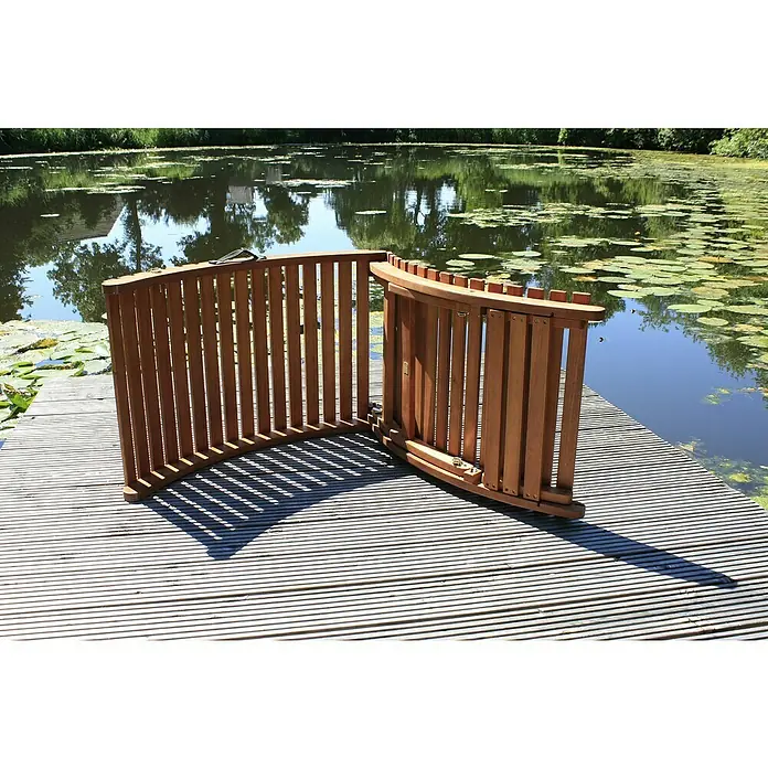Garden Pleasure Gartenliege Nassau - Holz, Natur, Klappbar - Zwei gebogene, hellbraune Holz-Faltwände für den Garten auf einer Terrasse am Teich mit Seerosen.