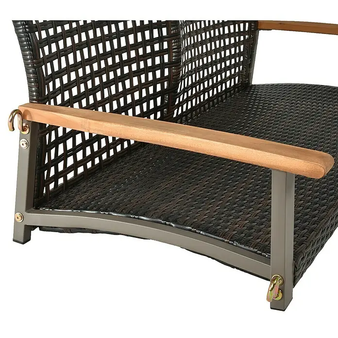 Garden Pleasure Hängebank Cuneo - B x T x H: 131 x 64 x 53 cm, Polyrattan, Akazie, Braun - Dunkelbrauner Polyrattan-Gartenstuhl mit hellen Holzarmlehnen und grauem Metallrahmen.