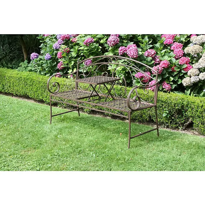 Garden Pleasure Gartenbank Saket mit hochklappbarem Tisch - B x T x H: 148 x 55 x 96 cm, Stahl, Braun - Braune Gartenbank aus Zierstahl mit integriertem Tisch in einem üppigen Garten.