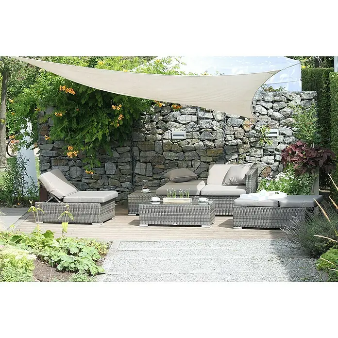 Garden Pleasure Loungemöbel-Set Alcudia - 4 -tlg., Aluminium, Kunststoffgeflecht HDPE, Grau - Graue Rattan-Loungemöbel mit hellen Polstern auf Holzterrasse im Garten, unter einem Sonnensegel.