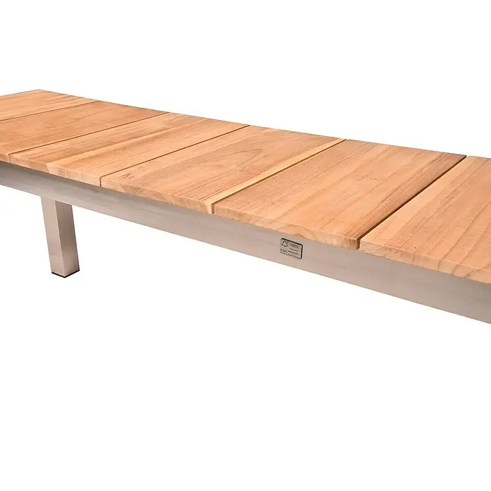 Garden Pleasure Gartenbank Dallas - B x T x H: 180 x 38 x 45 cm, Teak, Edelstahl, Natur/Silber - Hellebraune Holzlatten-Sitzfläche einer Bank mit silbernem Metallrahmen.