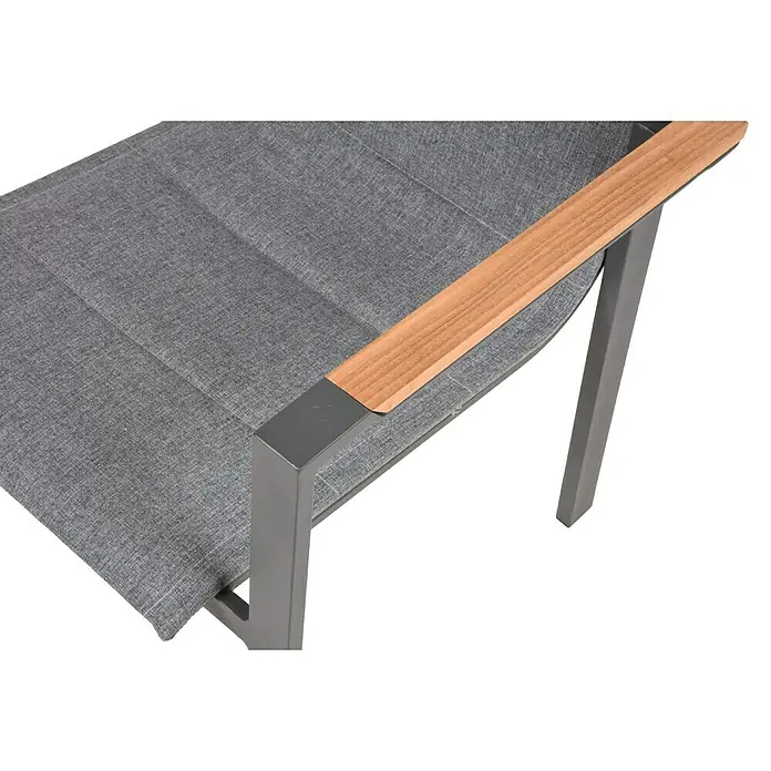 Garden Pleasure Stapelstuhl Davina - 2 Stk., Stapelbar, Hellgrau, B x T x H: 90 x 162 x 75 cm - Nahaufnahme eines Stuhls mit grauem Stoffbezug, grauem Metallgestell und hellbrauner Holzarmlehne.