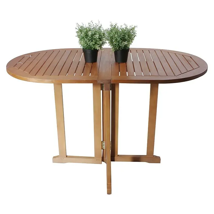 Garden Pleasure Gartentisch Baltimore - L x B x H: 120 x 70 x 73 cm, Eukalyptus, Natur, Oval, Klappbar - Klappbarer ovaler Holztisch mit Lattenplatte und zwei kleinen grünen Topfpflanzen in schwarzen Töpfen.