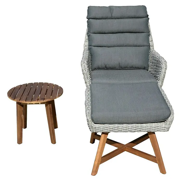Garden Pleasure Loungemöbel-Set Calvia - 3 -tlg., Kunststoffgeflecht HDPE, Akazie, Anthrazit/Grau - Outdoor-Liegestuhl mit grauen Polstern, hellem Geflecht und Holzbeinen, dazu ein runder Beistelltisch aus Holz.