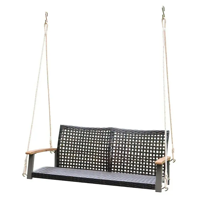 Garden Pleasure Hängebank Cuneo - B x T x H: 131 x 64 x 53 cm, Polyrattan, Akazie, Braun - Dunkelbraune Korbschaukelbank mit Holzarmlehnen und grauen Stützen, an weißen Seilen mit Metallhaken aufgehängt.