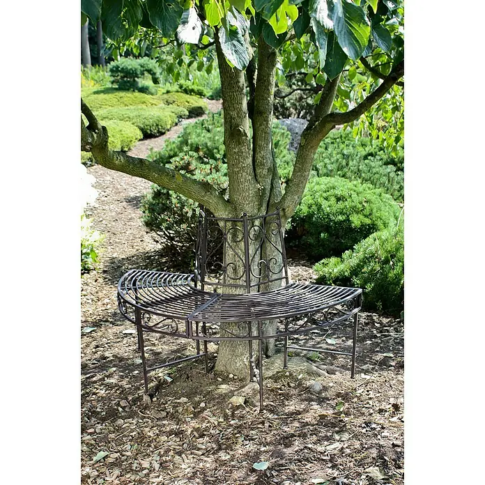 Garden Pleasure Gartenbank Narvi 180° - B x T x H: 122 x 63 x 80 cm, Stahl, Schwarz-Braun - Dunkelbraune Metall-Baumbank mit Schnörkeln, teilweise einen mehrstämmigen Baum in einem Garten umschließend.