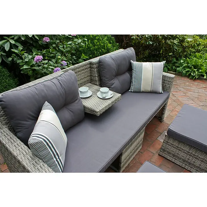 Garden Pleasure Loungesofa Valletta - B x T x H: 180 x 75 x 86 cm, 3 -tlg., Aluminium, Kunststoffgeflecht HDPE, Schwarz/Grau - Graues Rattan-Outdoor-Sofa mit dunkelgrauen Kissen, integriertem Tisch und gestreiften Kissen, auf einer Terrasse.