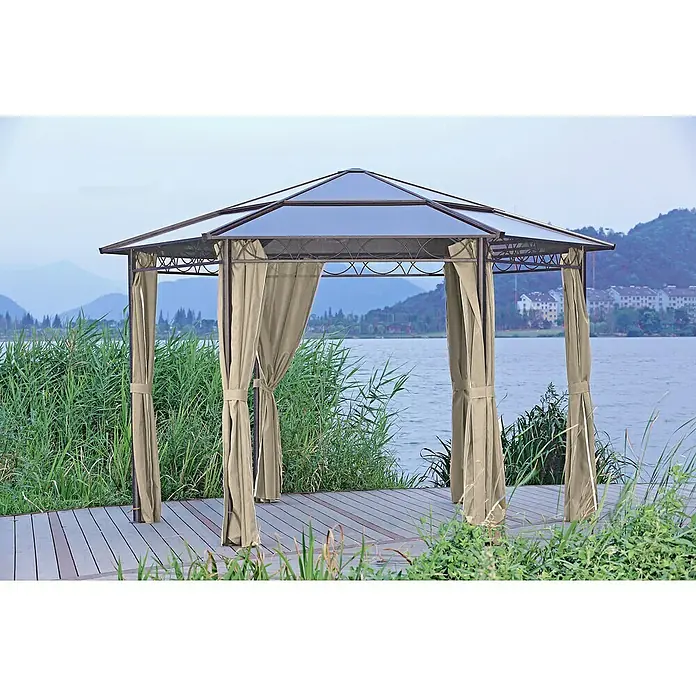Garden Pleasure Standard-Pavillon Salmon 6-Eckig - Aluminium - Outdoor-Pavillon mit dunklem Metallrahmen, klarem Dach und beigefarbenen zurückgebundenen Vorhängen auf einem Holzdeck am See.