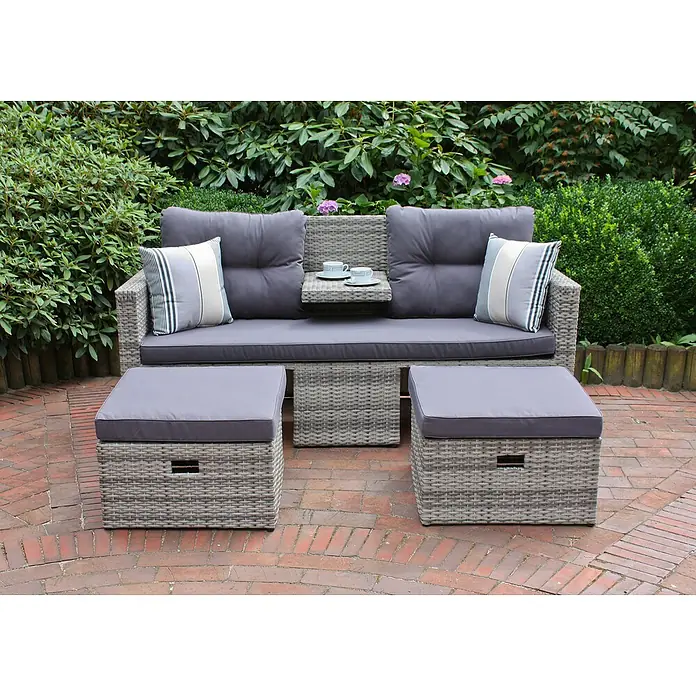 Garden Pleasure Loungesofa Valletta - B x T x H: 180 x 75 x 86 cm, 3 -tlg., Aluminium, Kunststoffgeflecht HDPE, Schwarz/Grau - Graues Gartenmöbel-Set aus Polyrattan mit dunkelgrauen Kissen, bestehend aus Sofa mit integriertem Tisch und zwei Hockern auf Ziegelterrasse.