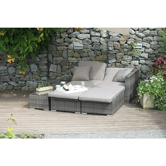Garden Pleasure Loungemöbel-Set Alcudia - 4 -tlg., Aluminium, Kunststoffgeflecht HDPE, Grau - Graues Rattan-Lounge-Set für draußen mit hellen Kissen und Glastisch auf Holzdeck.