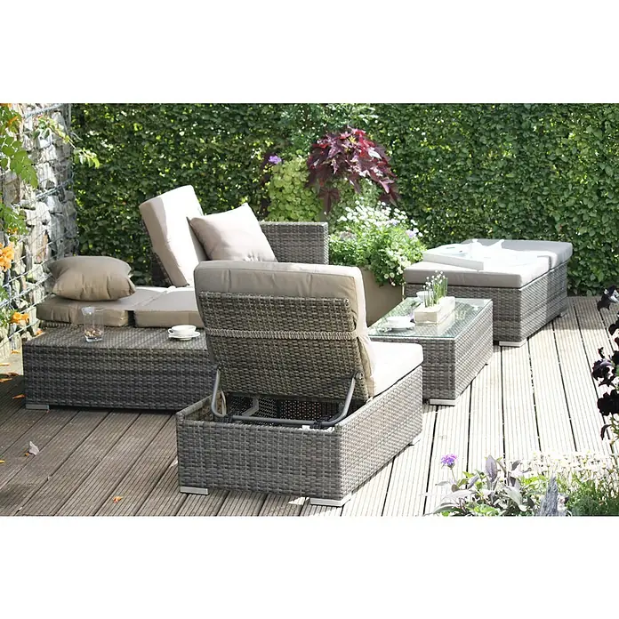 Garden Pleasure Loungemöbel-Set Alcudia - 4 -tlg., Aluminium, Kunststoffgeflecht HDPE, Grau - Grau geflochtene Gartenlounge mit beigen Kissen auf Holzterrasse, inklusive verstellbarem Sessel und Tischen für den Außenbereich.