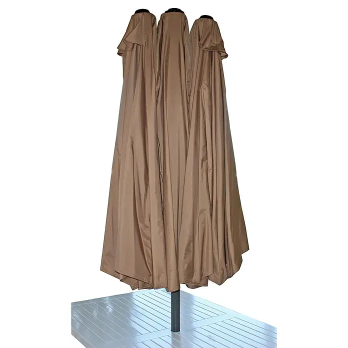 Garden Pleasure Marktschirm - Hellbraun, Bespannungsmaß (L x B): 265 x 450 cm - Geschlossener beigefarbener Sonnenschirm, gefaltet auf einem hellen Lattenrosttisch.