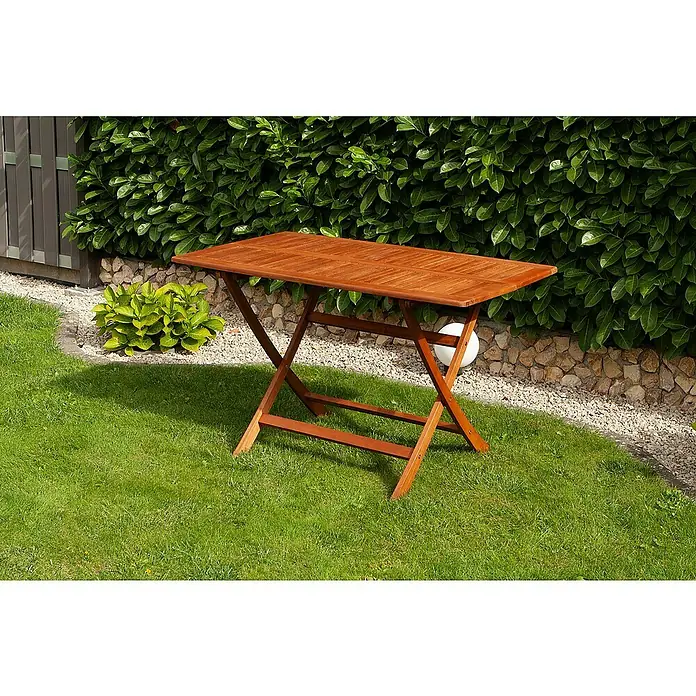 Garden Pleasure Gartentisch Orlando - L x B x H: 120 x 70 x 74 cm, Eukalyptus, Natur, Klappbar - Brauner Holzkapptisch auf grünem Rasen.