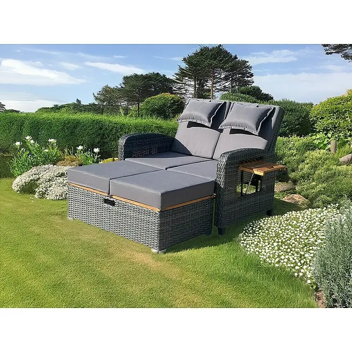 Garden Pleasure Loungesofa Bari - Stahl, Akazie, Polyester, Braun/Anthrazit - Graues Rattan-Outdoor-Tagesbett mit grauen Kissen und Holzdetails in einem sonnigen Garten.