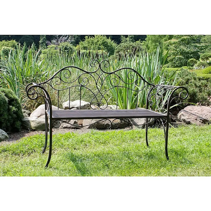 Garden Pleasure Gartenbank Selene - B x T x H: 143 x 51 x 92,5 cm, Stahl, Schwarz-Braun - Schwarze schmiedeeiserne Gartenbank mit verschnörkeltem Rücken und Lattenrostsitz, auf Gras in einem grünen Garten.