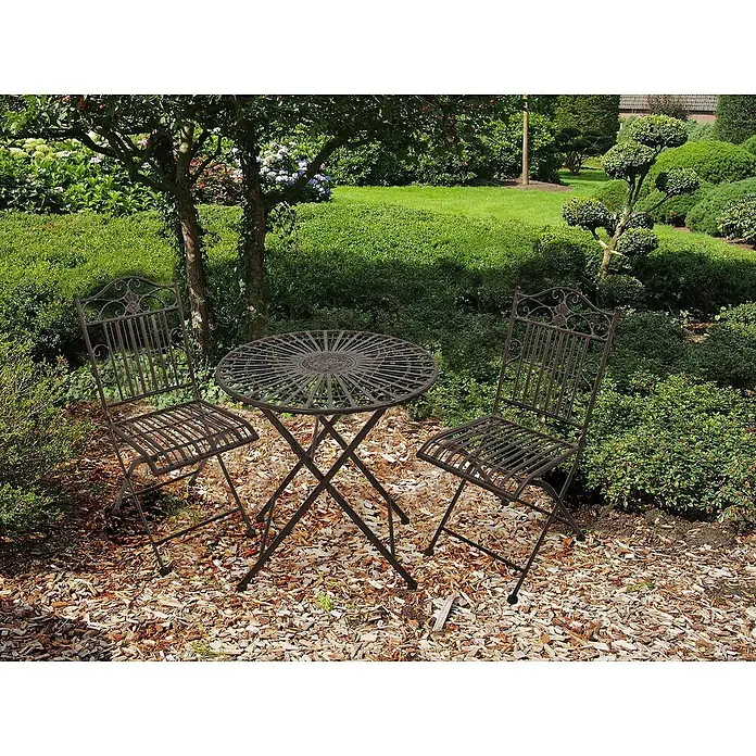 Garden Pleasure Balkonmöbel-Set Mangan - 3 -tlg., Stahl, Schwarzbraun, Klappbar - Dunkles Metall-Bistro-Set mit rundem Tisch und zwei Stühlen in einem Garten.