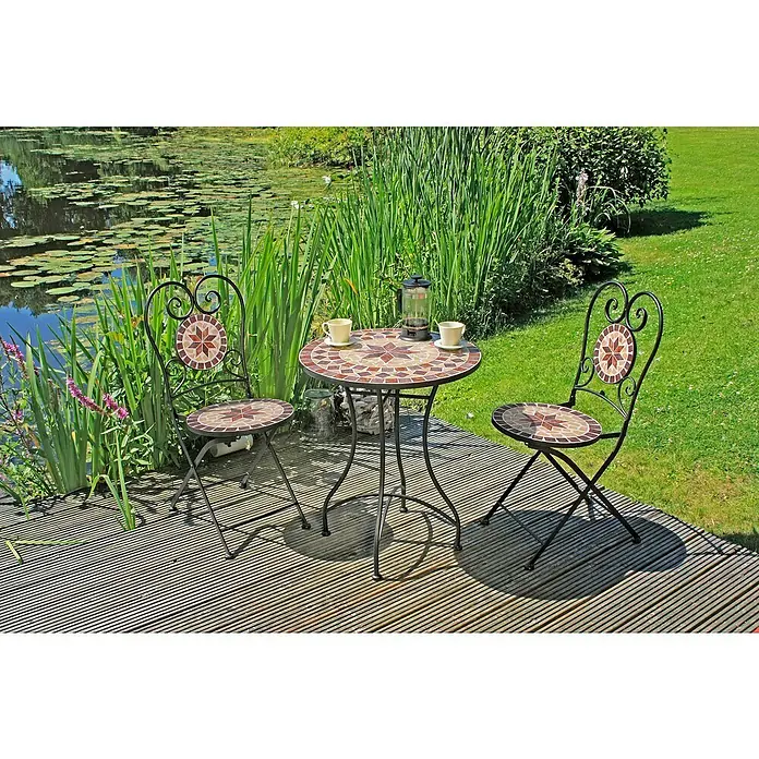 Garden Pleasure Balkonmöbel-Set Amarillo - 3 -tlg., Schmiedeeisen, Keramik, Braun/Ocker, Klappbar - Mosaik-Bistro-Set mit Tisch und zwei Stühlen aus Schmiedeeisen, sternförmigen Platten in Erdtönen, auf einer Holzterrasse am Teich.