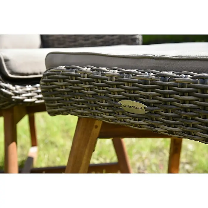 Garden Pleasure Loungemöbel-Set Calvia - 3 -tlg., Aluminium, Kunststoffgeflecht HDPE, Akazie, Polyester, Anthrazit/Dunkelgrün - Graues Korbgeflecht-Gartenmöbel mit hellen Polstern und 'Garden Pleasure'-Schild.
