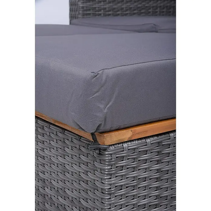 Garden Pleasure Loungesofa Bari - Stahl, Akazie, Polyester, Braun/Anthrazit - Nahaufnahme grauer Outdoor-Rattanmöbel mit Holzrahmen und grauem Stoffkissen, gesichert mit schwarzem Gurt.