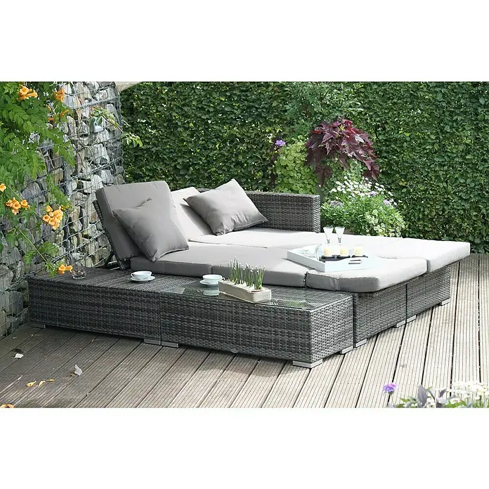 Garden Pleasure Loungemöbel-Set Alcudia - 4 -tlg., Aluminium, Kunststoffgeflecht HDPE, Grau - Graue Rattan-Outdoor-Lounge-Sitzgruppe mit hellgrauen Kissen und Glastisch auf einer Holzterrasse im Garten.