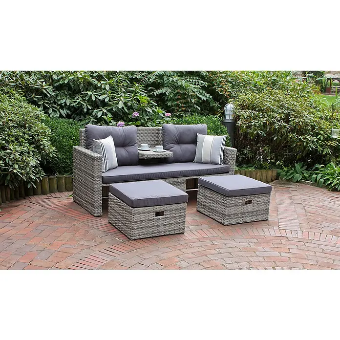 Garden Pleasure Loungesofa Valletta - B x T x H: 180 x 75 x 86 cm, 3 -tlg., Aluminium, Kunststoffgeflecht HDPE, Schwarz/Grau - Graues Rattan-Gartensofa-Set mit grauen Kissen und zwei passenden Hockern auf einer Ziegelterrasse. Mit integriertem Tisch und Tassen.