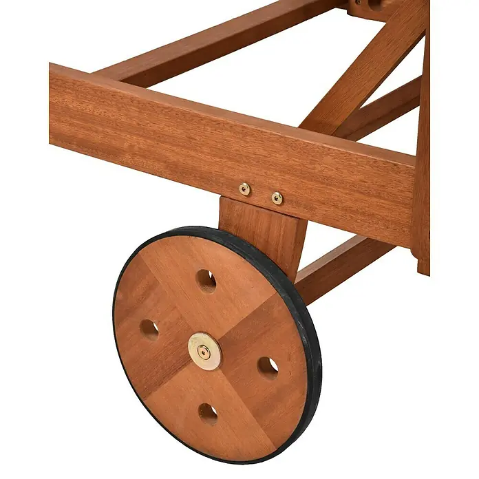 Garden Pleasure Gartenliege Beverly Hills - Holz, Natur, Rückenlehne verstellbar - Nahaufnahme eines Holzrades mit schwarzem Gummirand, befestigt an einem braunen Holzrahmen mit Schrauben.