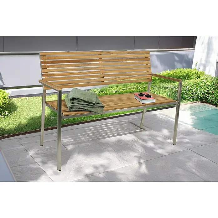 Garden Pleasure Gartenbank Denver 2-Sitzer - B x T x H: 125 x 55 x 86 cm, Teak, Edelstahl, Natur/Silber - Gartenbank mit Sitz- und Rückenlehne aus Holzlatten und Metallgestell. Mit grüner Decke und Buch mit Sonnenbrille.