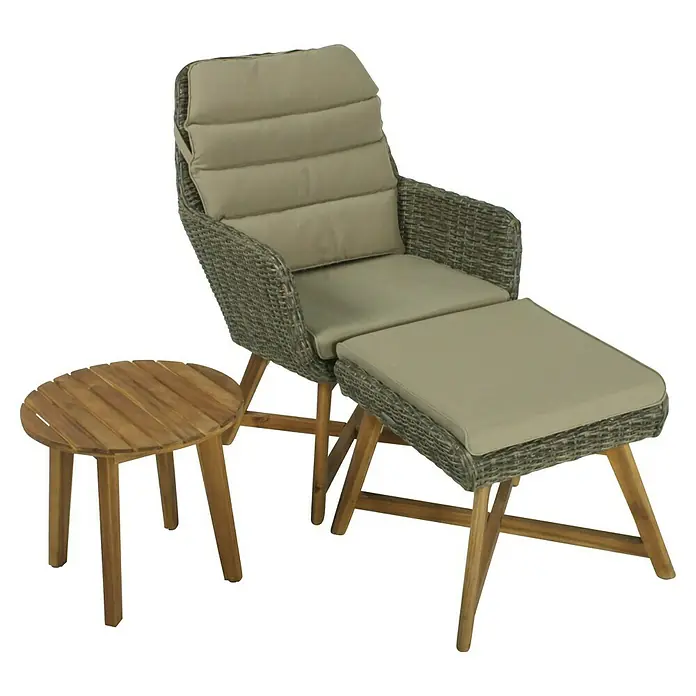 Garden Pleasure Loungemöbel-Set Calvia - 3 -tlg., Aluminium, Kunststoffgeflecht HDPE, Akazie, Polyester, Anthrazit/Dunkelgrün - Lounging-Set für draußen: Grauer Rattansessel mit hellen Kissen und passendem Hocker, dazu ein runder Beistelltisch aus Holz.