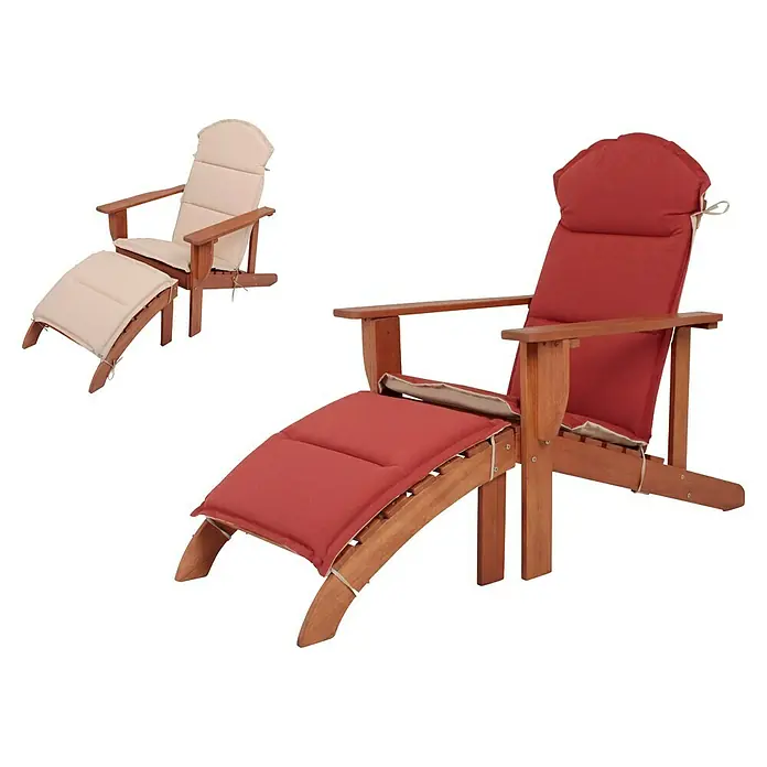 Garden Pleasure Gartenliege Harper - Eukalyptus, Natur, 2 -tlg. - Zwei hölzerne Liegestühle mit Fußstützen, einer mit cremefarbenen und einer mit roten Polstern, für entspanntes Sitzen im Freien.