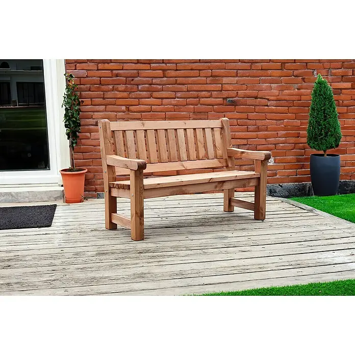 Garden Pleasure Gartenbank Allgäu 2-Sitzer - B x T x H: 124 x 69,5 x 96 cm, Kiefer, Natur - Hellbraune Holzgartenbank auf einer Terrasse vor einer Ziegelwand.