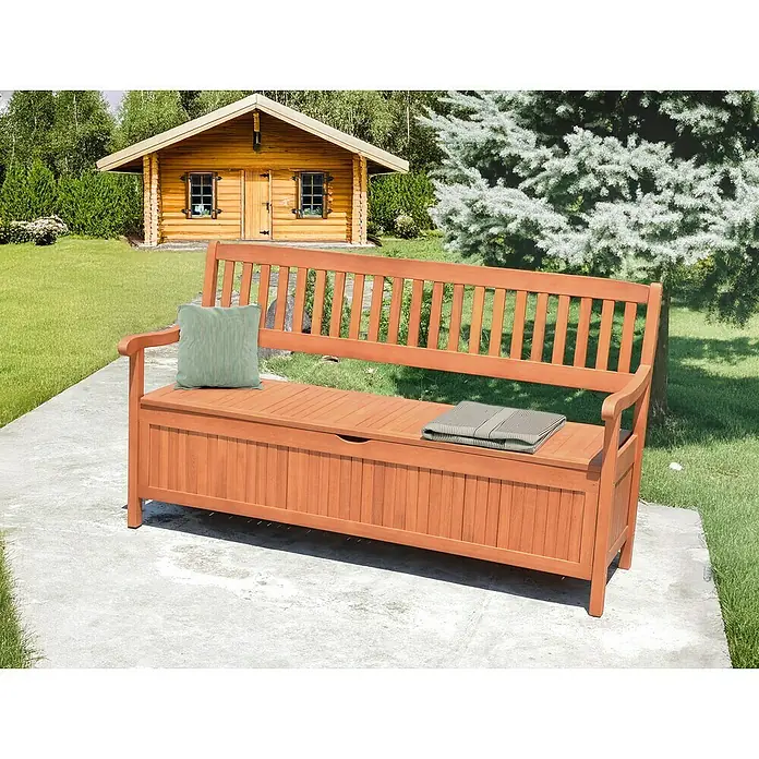 Garden Pleasure Gartenbank Houston 3-Sitzer - B x T x H: 157 x 59 x 90 cm, Eukalyptus, Natur - Braune Gartenbank aus Holz mit Stauraum, Kissen und Decke auf einer Terrasse im Garten.